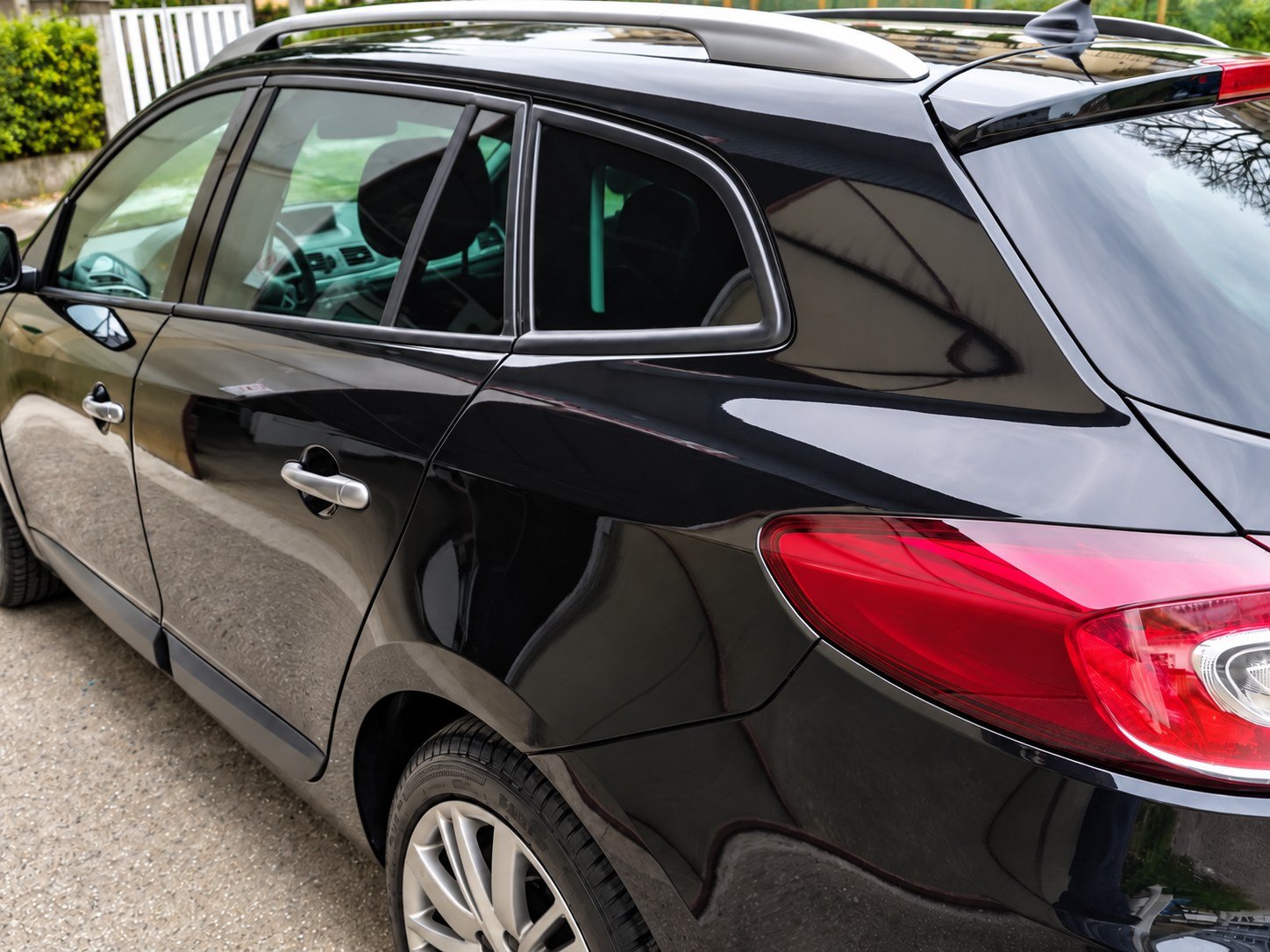 Auto nera lucidata e pronta alla riconsegna presso la Carrozzeria Alessio Pineto